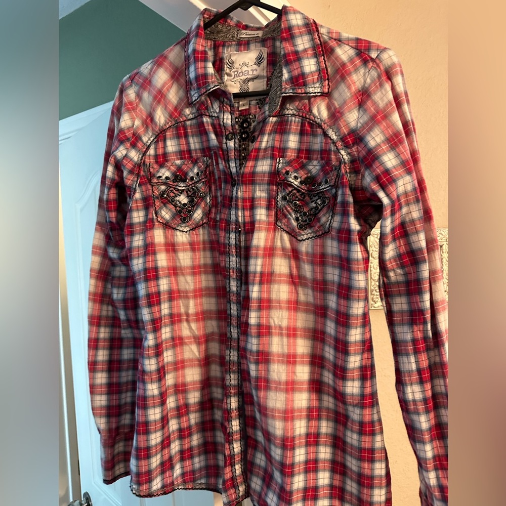 Just in time for rodeo, lightly worn roar, shirt, and excellent condition